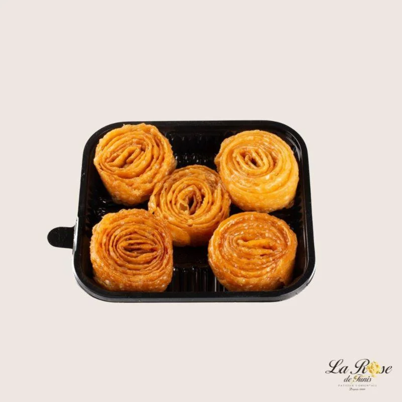 Dattes fourrées pâte d’amande et fruits secs.