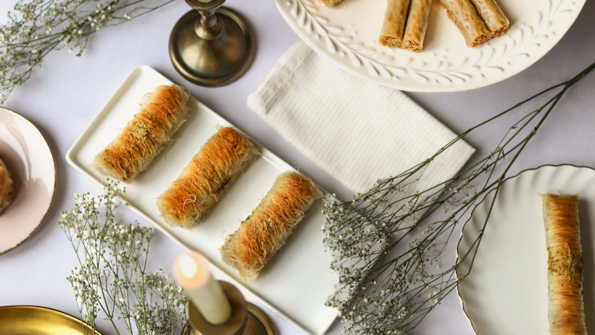 Pâtisseries orientales artisanales de La Rose de Tunis disposées sur un plateau élégant