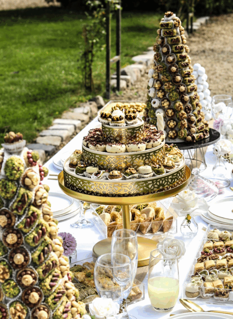 Assortiment de pâtisseries orientales colorées sur plateau doré