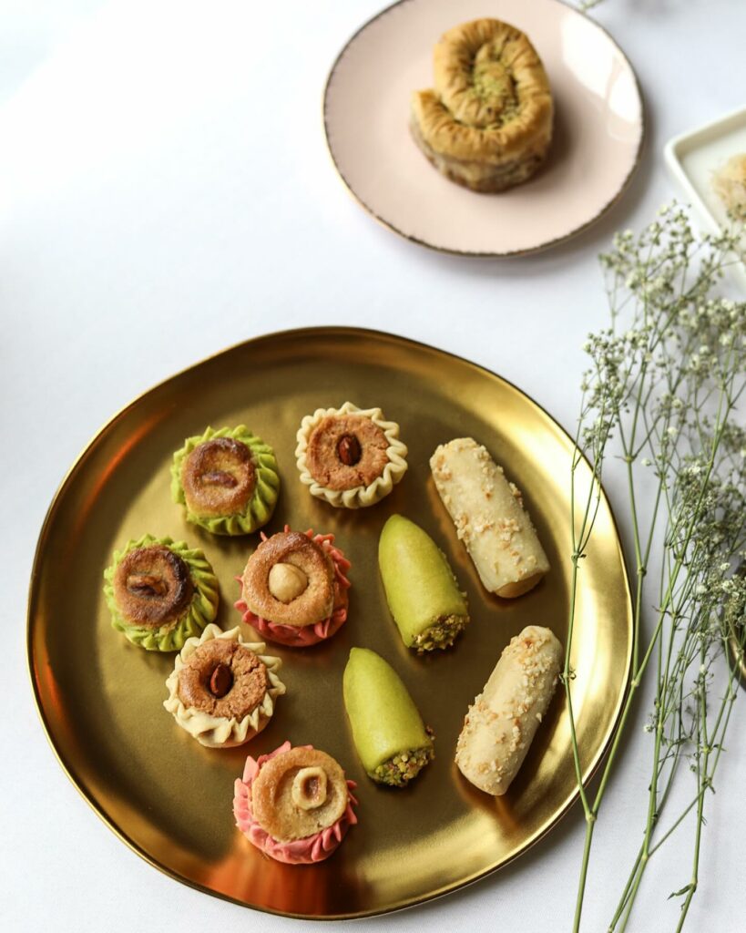 Pâtisseries orientales traditionnelles dans un écrin doré
